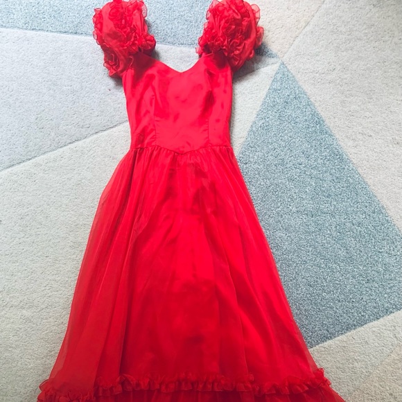 Vintage Red Gown with Puff Sleeves - Picture 6 of 12